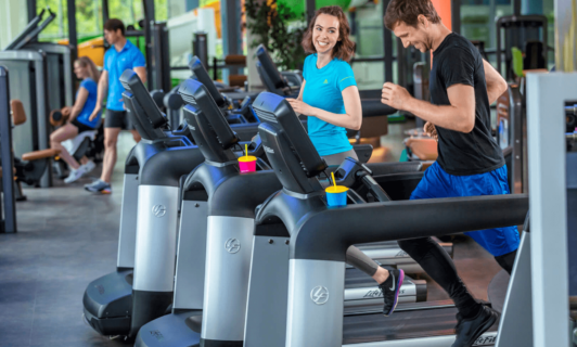 Zwei Personen trainieren auf Laufbändern im Fitnessstudio des Erlebnisbads AQUAFUN Fleesensee